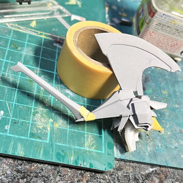 制作中のHG百式ベース、レッドミラージュの経過報告です。前回からの変更点はツノの作り直しと、肩の関節位置変更と延長です。写真2、3枚目　ツノの貧弱さが気になっていたのでバージョン2を作りました。プラ版で骨組みを作り、パテで肉盛りし表面処理をして完成です。横顔は大分本家に近付いた気がします。写真4、5枚目　肩幅の狭さと関節位置が気になったので弄りました。バイアランやハイゴックみたいになりましたがこれで良しとします😅 何とか八月中に上半身を完成させたいです❗️（3枚目）