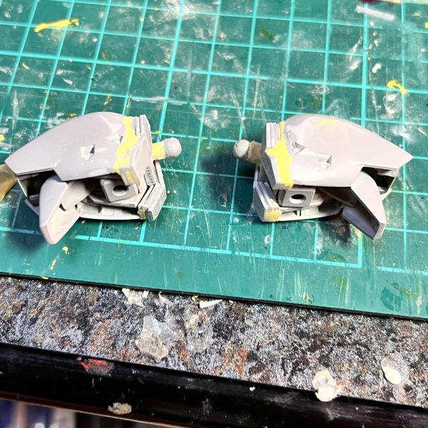 制作中のHG百式ベース、レッドミラージュの経過報告です。前回からの変更点はツノの作り直しと、肩の関節位置変更と延長です。写真2、3枚目　ツノの貧弱さが気になっていたのでバージョン2を作りました。プラ版で骨組みを作り、パテで肉盛りし表面処理をして完成です。横顔は大分本家に近付いた気がします。写真4、5枚目　肩幅の狭さと関節位置が気になったので弄りました。バイアランやハイゴックみたいになりましたがこれで良しとします😅 何とか八月中に上半身を完成させたいです❗️（4枚目）
