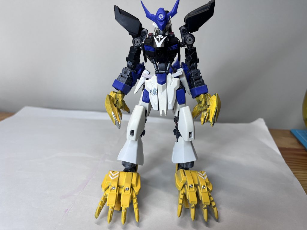 正面。ヴィダールベースでF91、ユニコーン、νにゾイドのパーツを取り付け、独特のフォルムにしました。猫の爪(詳細は後々)をつけるのに合わせ、様々なところを改造しました。