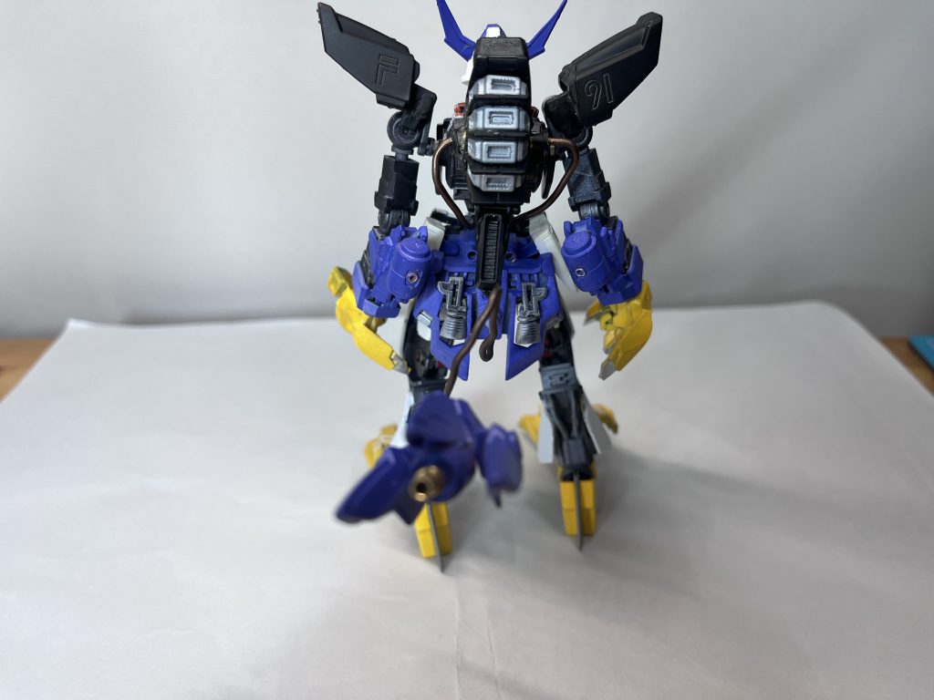 背面。F91のバックパック、ユニコーンのリアスカートをつけ、こちら側に飛び出しているしっぽ(これも詳細は後々)をつけ、猫要素を増しました。