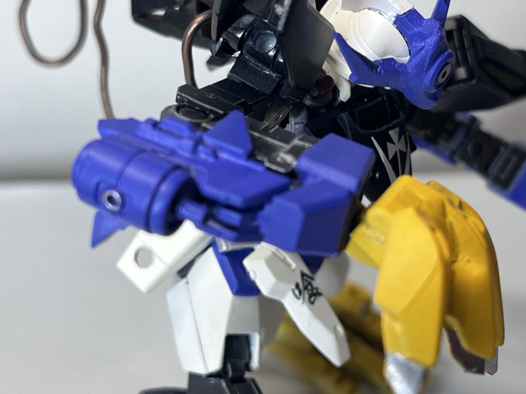 武装2腕部内蔵型ビームバルカン「イカヅチ砲」連射型ビームユニットで、牽制に使うこともあれば、弾幕を張って小型の敵を一掃できる。灼熱爪・マグクロウと同じく腕部に取り付ける武装なので小型に加え軽量化にも成功した。