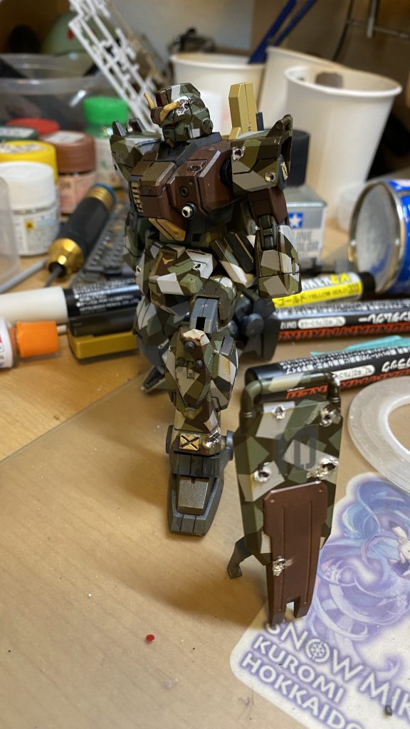 後日線香でシールドに穴を開けたり、ウェザリングをしてみたりしましたが、どこか綺麗さが消しきれなくてすごい中途半端な作品になりました。