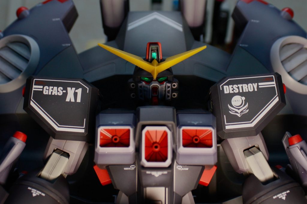 元々大型なキットである上にビームエフェクトを装備した状態では、撮影ブースの枠から完全にはみ出してしまったため、最終的にブースを使わずに撮影しました。