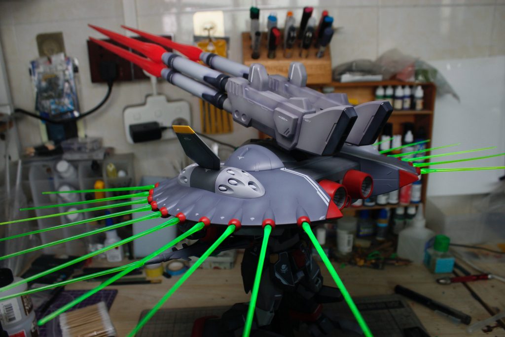 最後に水転写デカールを貼り、つや消しトップコートを施して完成です。