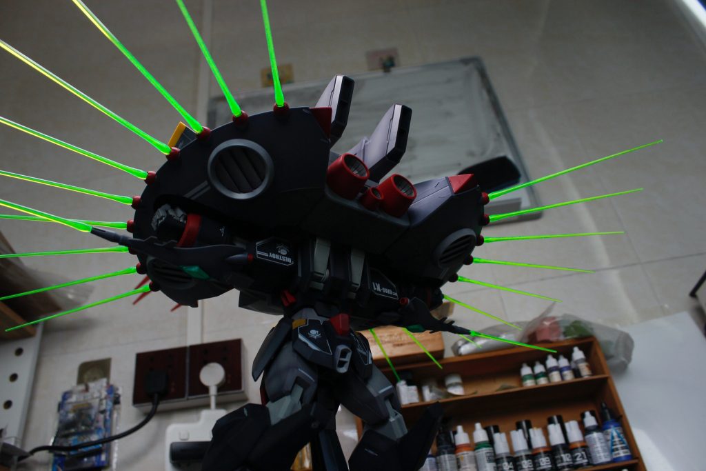 そのため、素組状態にクリアパープルブラックをエアブラシで細部のエッジに吹き、影を強調して立体感を増しました。