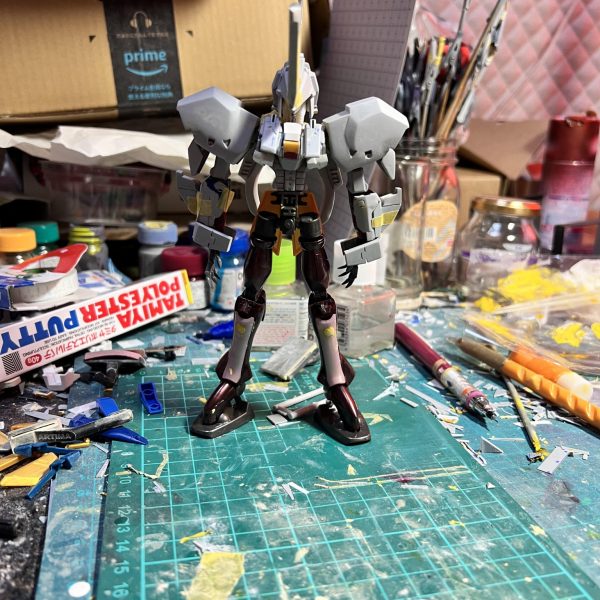 制作中のHG百式ベース、レッドミラージュの経過報告です。前回からの変更点はツノの作り直しと、肩の関節位置変更と延長です。写真2、3枚目　ツノの貧弱さが気になっていたのでバージョン2を作りました。プラ版で骨組みを作り、パテで肉盛りし表面処理をして完成です。横顔は大分本家に近付いた気がします。写真4、5枚目　肩幅の狭さと関節位置が気になったので弄りました。バイアランやハイゴックみたいになりましたがこれで良しとします😅 何とか八月中に上半身を完成させたいです❗️（6枚目）