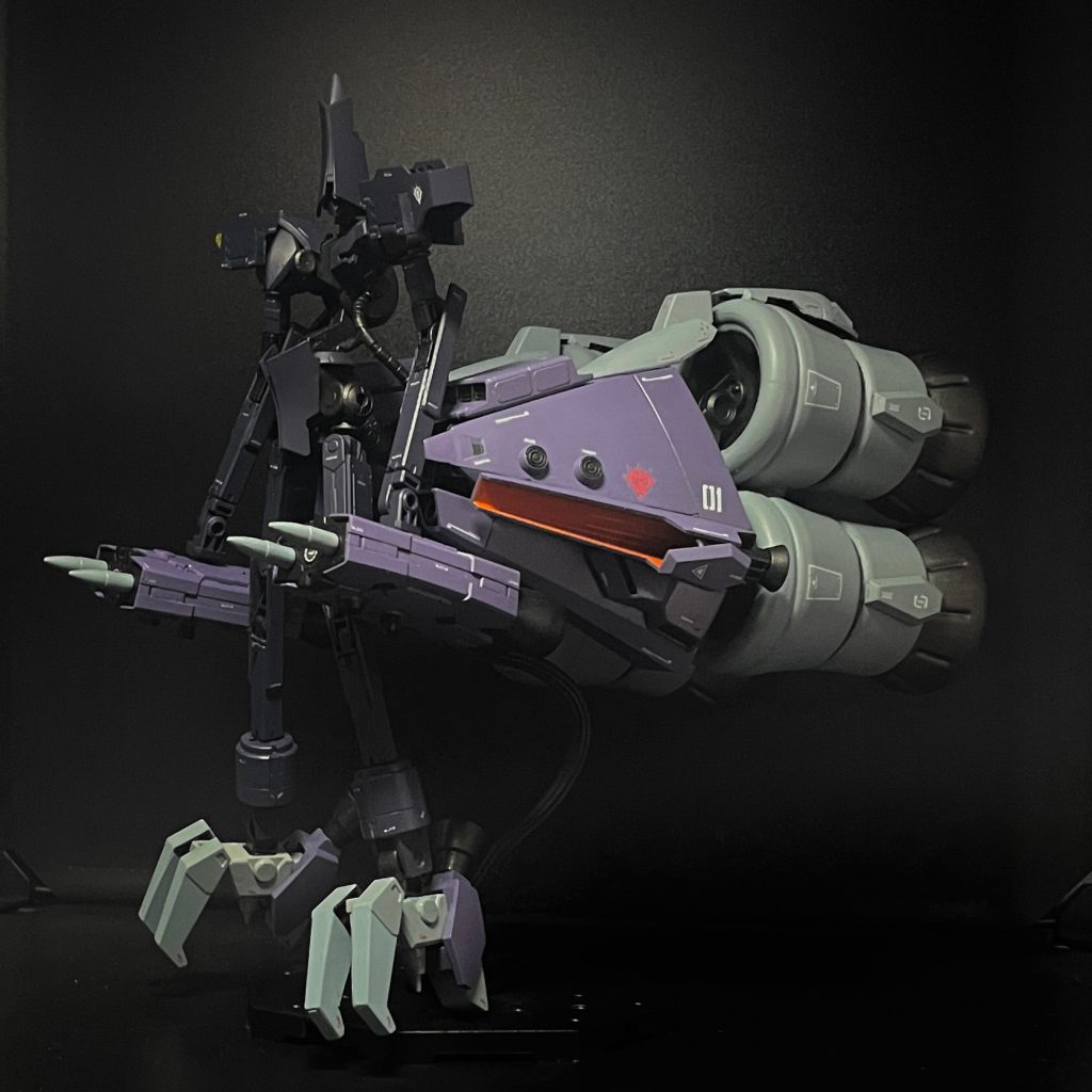 バーニアを水平方向に回転し上下を生位置にし顔を正面へ向ければ変形完了写真で外から見えないけど中心にあるフレームアームの両端からL字でキケロガMSボディとバインダーがそれぞれ接続されていて回転させるだけ取り外しも差し替えも無い完全変形👍ここで改めて使用パーツ紹介ボディはヘッド形状や関節パーツに類似性のあるグリムゲルデ?のヴァルキュリアフレームをベースにオプションアームで延長頭部と股間もグリムゲルデの脛当てをそのまま転用HGイージス改造で意識した「上下対称」を踏襲