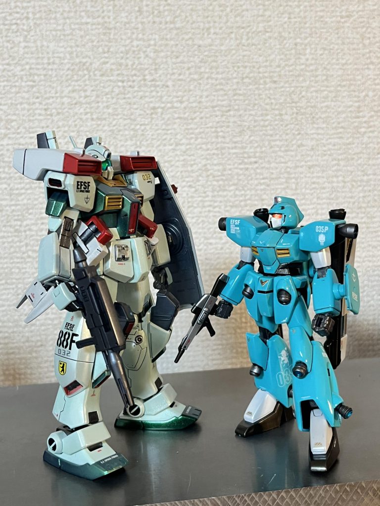 同じ1/144のジムIIIとならべるとこんなに小型です。