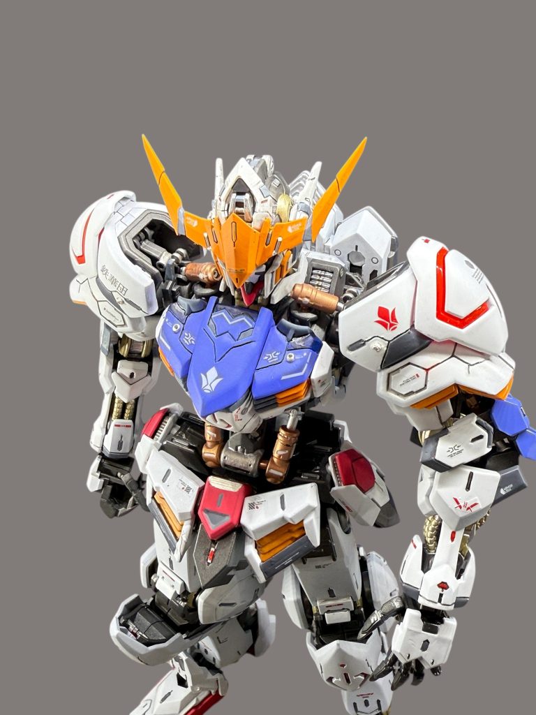 顔の造形、筋彫り、メタルパーツ、塗り分け、余剰デカールなどでディテールアップしました。