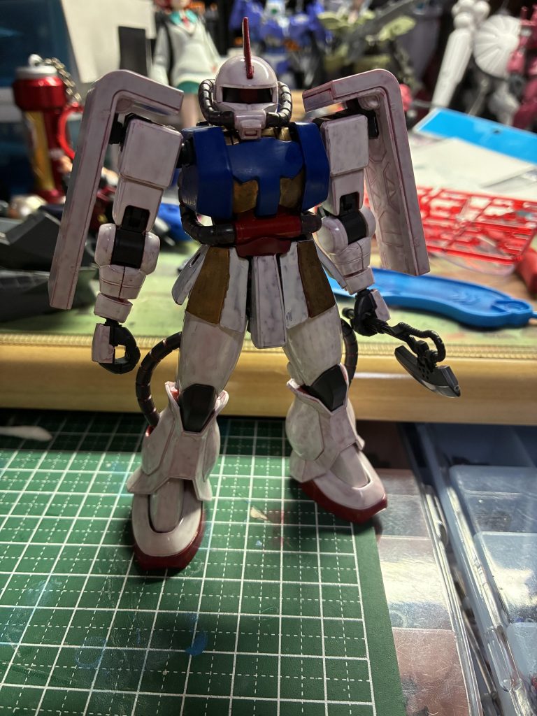 見ての通りカラーリングは初代ガンダムと同じくトリコロールで肩は両方シールドにしていますそのため作るためにシャアザクを2機買ったのでもう1機ザクを作れます