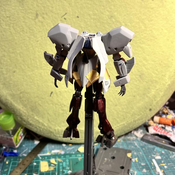 HG百式素体レッドミラージュの経過報告になります。お盆休みのおかげで上半身とスカートアーマーが出来上がりました。出来上がったと言ったものの、テープで仮止めした箇所が多くて不格好ですね😰脚はスサノオから流用しました。これを加工していきますが、スラリとした長さとスネが別パーツなのが最高です❗️※今回からタイトルにレッドミラージュと入れました。ガンスタの利用規約を読みましたが多分おそらくセーフなはず😅 （2枚目）