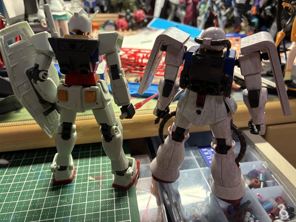 バックパックももとは赤ですが初代ガンダムと同じようにグレーにしています。