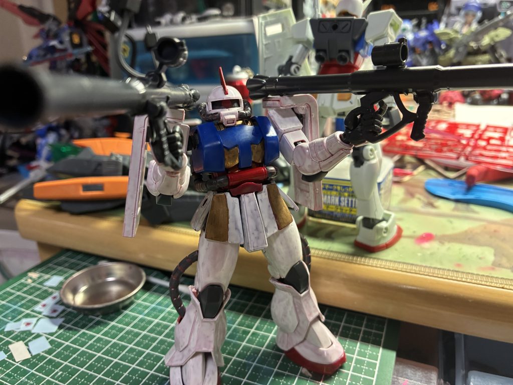 ダブルバズーカ装備です。両肩にシールドにグレーのパイプとサンダーボルトのパーフェクトガンダムも少しだけ意識しています