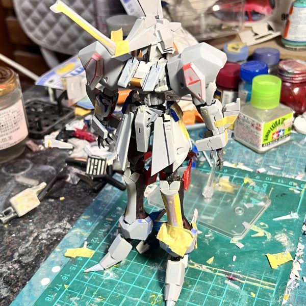 制作中の百式素体レッドミラージュの経過報告になります。やっと下半身が完成したので、土日を使って塗装→組立→完成品の投稿といきたいです。下半身はスサノオから流用しましたが幅がスリムすぎるので太らせ、足のハイヒールはバイアランなどから持ってきてそれっぽく作りました。　脚が長すぎて手が短く見えてしまいますが、ハイヒールだから仕方ないと自分を騙してそのまま塗装します😅（2枚目）
