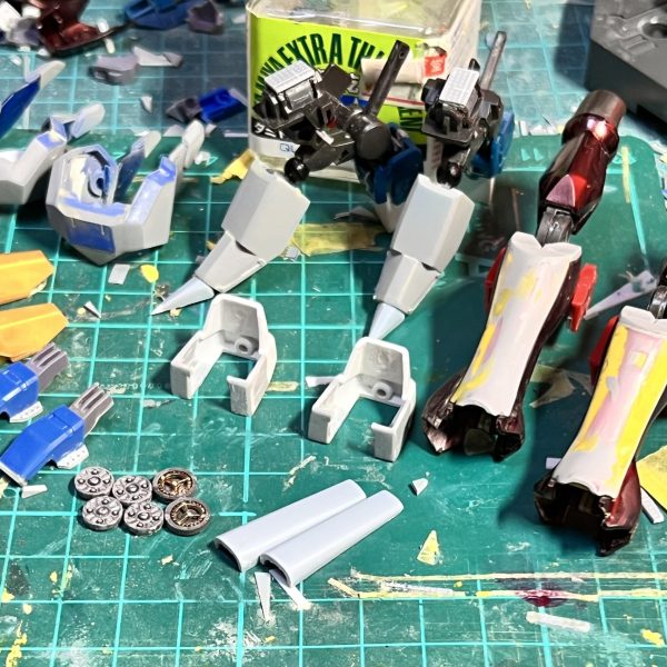 制作中の百式素体レッドミラージュの経過報告になります。やっと下半身が完成したので、土日を使って塗装→組立→完成品の投稿といきたいです。下半身はスサノオから流用しましたが幅がスリムすぎるので太らせ、足のハイヒールはバイアランなどから持ってきてそれっぽく作りました。　脚が長すぎて手が短く見えてしまいますが、ハイヒールだから仕方ないと自分を騙してそのまま塗装します😅（4枚目）