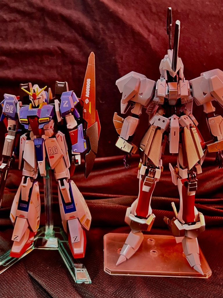 ベースが百式なのでHGのZと比較。この自作レッドミラージュはHGスサノオと脚を取っ替えたので大分背が伸びました。