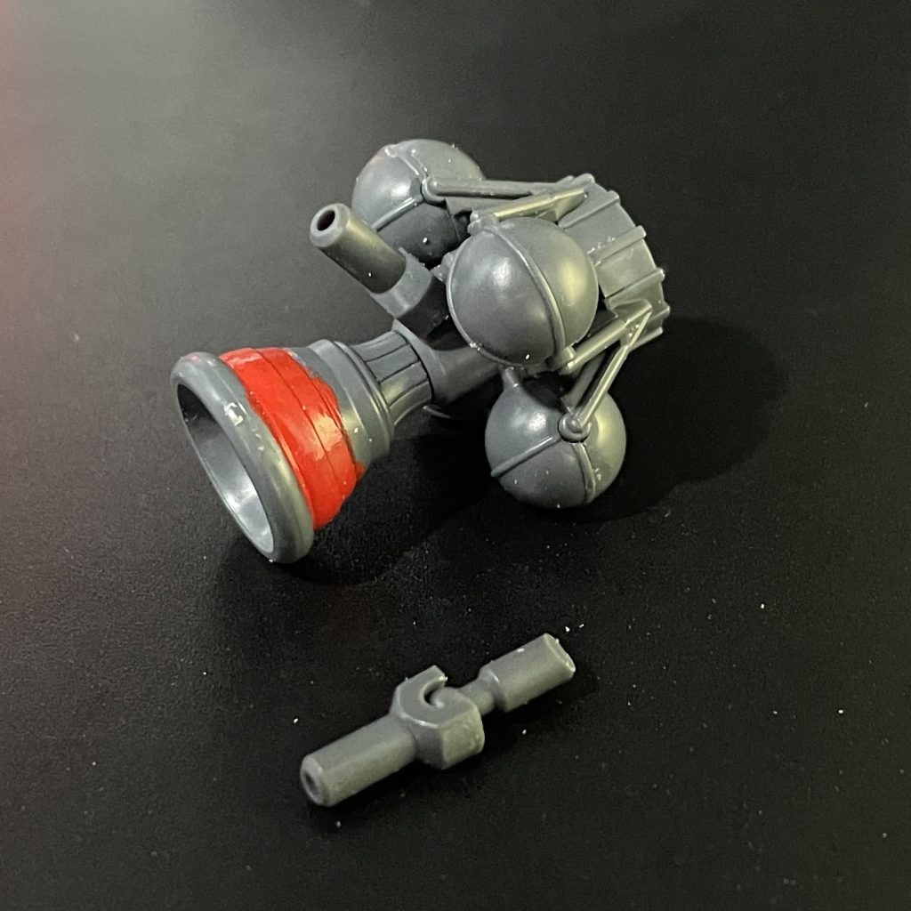 その為に使用したパーツは3mm BJこの片方をタンク？の隙間に接着残り半分を起き上がらせることで接続できるようにしつつ非接続時には倒すことで目立たないようになるはず