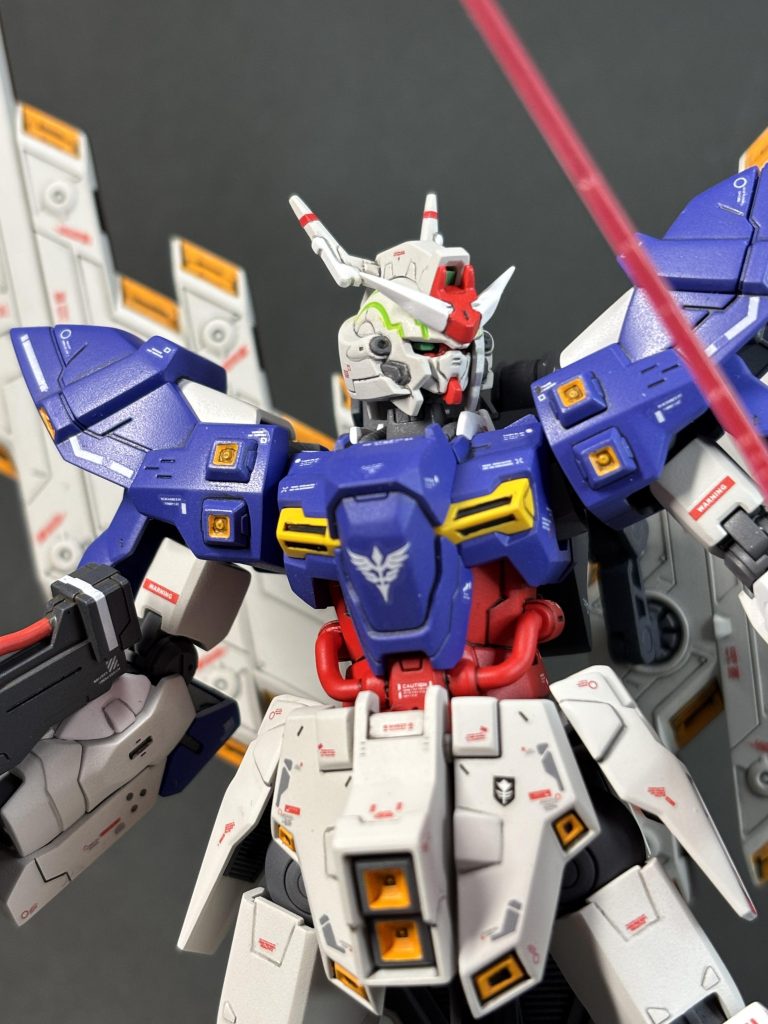 顔アップ。ネオジオンエンブレム。