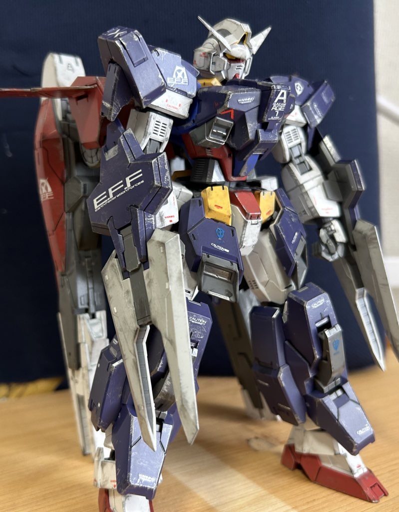 今回はあえて無塗装で仕上げました。個人的に塗装する必要がないと感じたからです 笑このキット、元のクオリティがとても高くて、フルグランサも限定色でしたので塗装するのも勿体無いと感じました。笑なので今回はウェザリングとデカールで情報量を増やした感じです!🎵