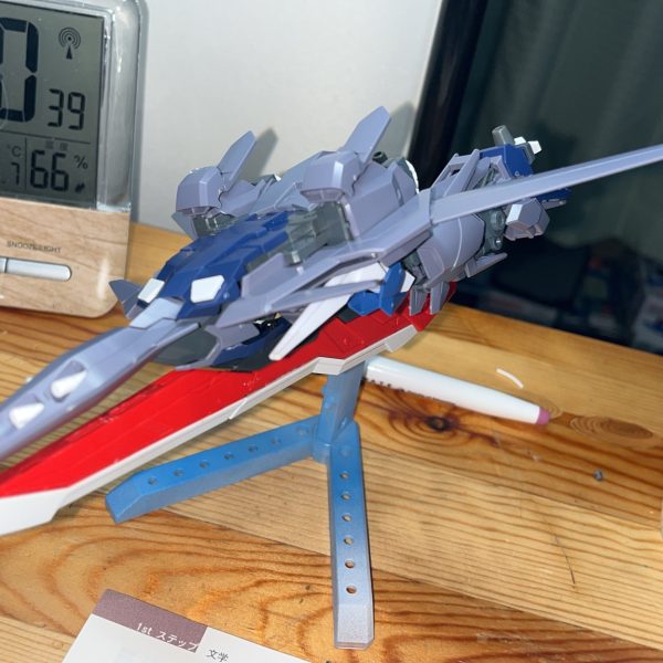 デルタプラス、デルタカイ、アストレイレッドフレーム改の3つを使ったオリジナル機体をこれから塗装していきます。スプレー持ってほらいくどー。（3枚目）