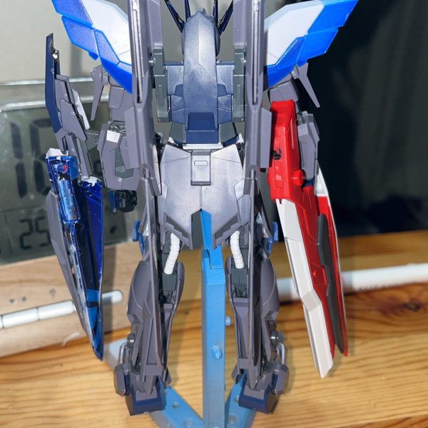 デルタプラス、デルタカイ、アストレイレッドフレーム改の3つを使ったオリジナル機体をこれから塗装していきます。スプレー持ってほらいくどー。（2枚目）