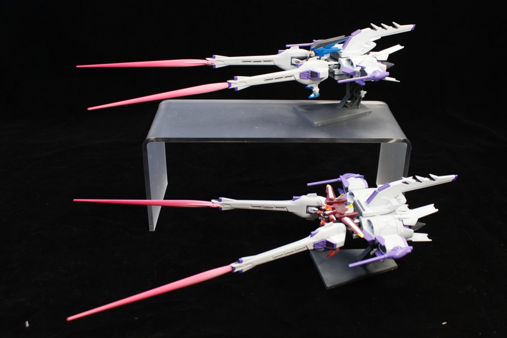 経年黄変したシードバージョンの2機は塗装仕上げ、まだ黄変しないシードデスティニーバージョンの2機は素組み仕上げです。