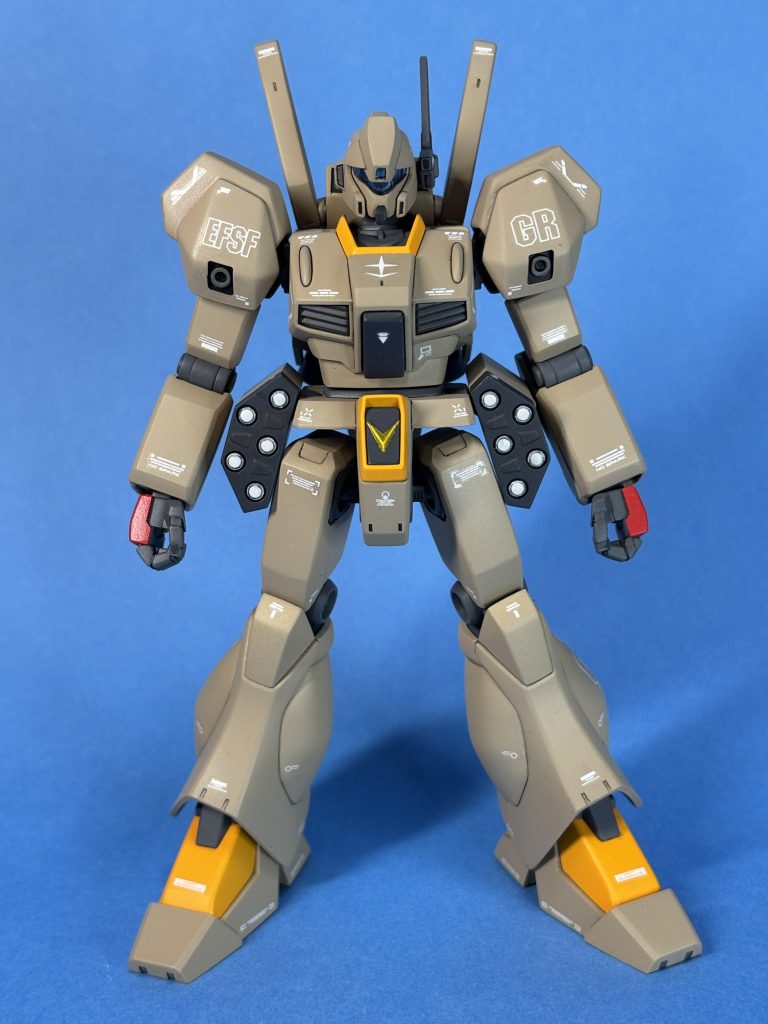 腰の5連ロケットミサイル、大きくなった胸部インテーク。アクセントに手の甲赤で塗装。