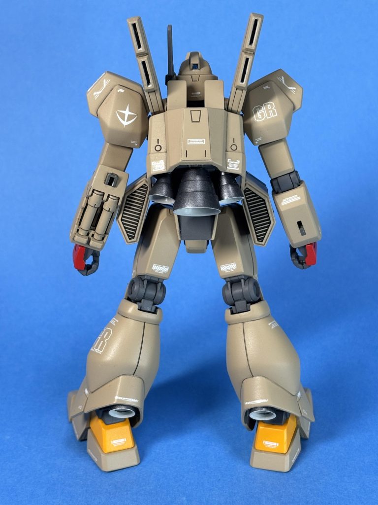 サブバーニアが二連に。左腕にビームサーベル2本マウント。