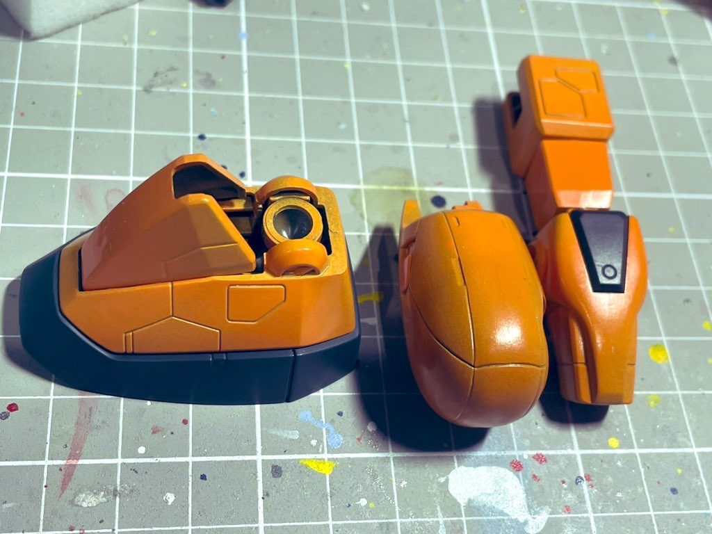 もともと入っているモールドを消さないで合わせ目処理するのもなかなか大変ですが、以前購入したマジスクのおかげで楽に綺麗に仕上がります。