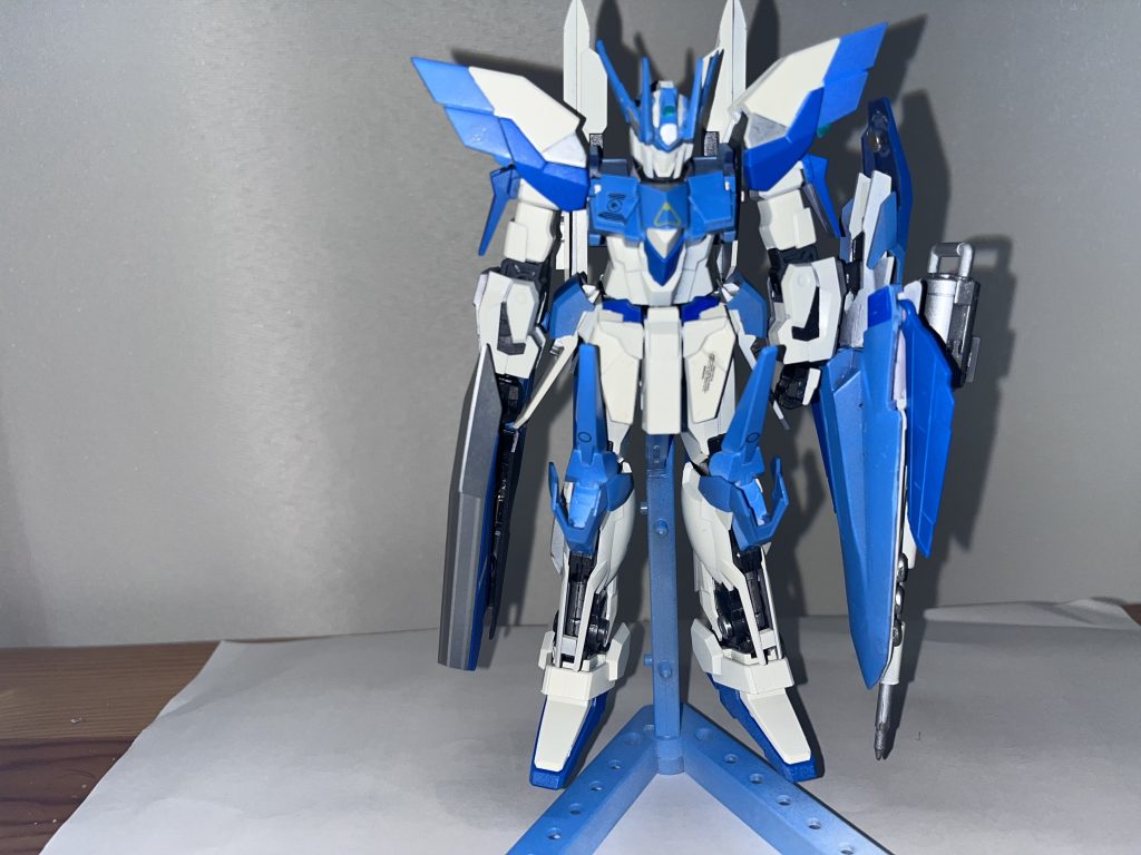 正面。GT-ReZELと同じく、白と水色を基調としたさわやかなカラーリングと両腕の大きめの武装が特徴的です。