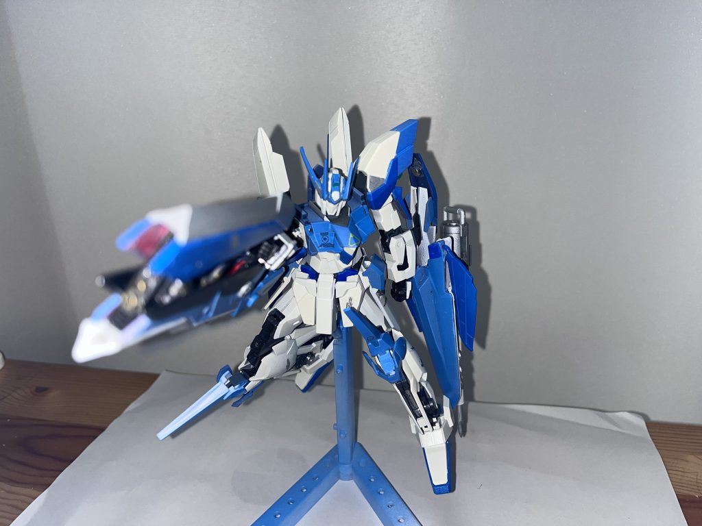 武装１レヴェナント・ソードデルタ・ソード・カスタムの主兵装です。普段は刀を折りたたんでビームショットガンとして使いますが、近接戦闘になったとき、展開して巨大な刀になります。かつての戦場を彷徨う“亡霊”の意思を継ぐ意味を込め、「レヴェナント」と名付けました。