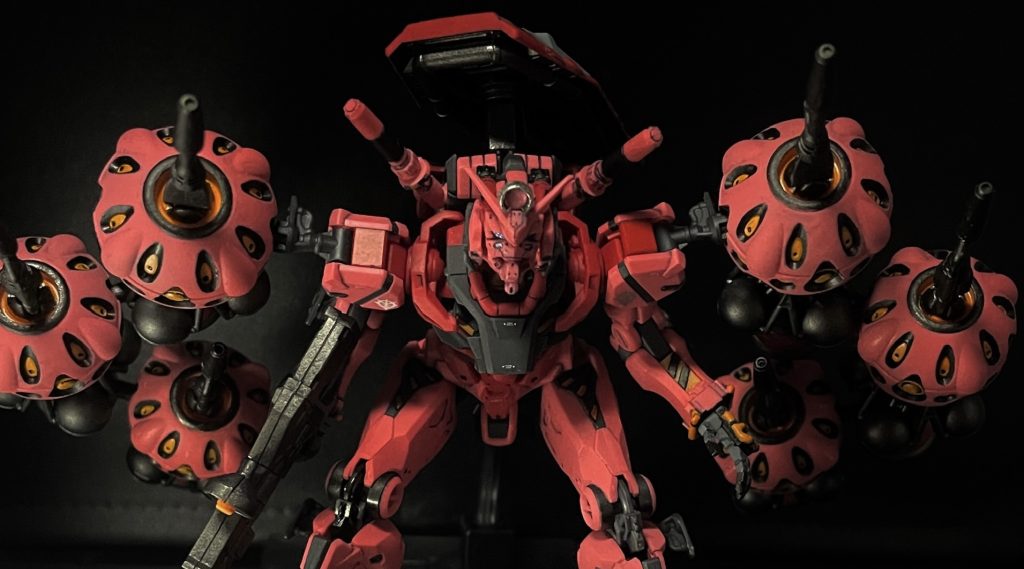 劇中のビットの左側のように「前のビットのタンクの後ろ」に次のビットのボディが来る配置が正しいように見えるのだが他のシーンや設定では違うのかもしれないので「月に墜ちる」版としたしかしビットが重くて重くて肩が下がってくるのが悩ましい