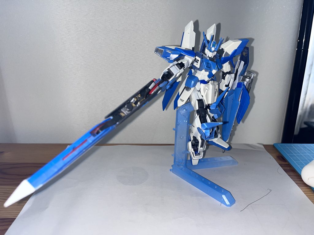 ここからは整備班の会話の一部である。「おい、ビームサーベルのほうが取り回しがきくのに、なんでわざわざ実体剣なんだ...。おかしくないか...？」「しょうがないでしょ。あのリーダー、いや、少年が決めたことなんだから。」「まあ、逆に考えてみろ。こんなカスタム、連邦軍だったらできないぞ。我々はあくまで「MSの可能性を追求する組織」なんだから、ぶっ飛んでていいだろう。」「まあそうか。青い剣はもうできたし、あとはシールドの調整さえ終われば完成だな。そういえば、２つ目の機体だから何かエンブレム的なものを入れたいよな。」「GT-ReZELも、D.S.Cも型式番号にΛがついていたよね。じゃあそれを胸部につけるのはどう？」