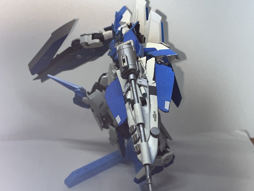 武装２ジャッジメント・スパイクパイルバンカーを装備した大型シールドです。ゼロ距離で打ち込めれば大抵の機体を破壊できます。また、AIでの遠隔操作が可能で、ニュータイプのような素質がなくても、N.I.T.R.OやEXAM SYSTEMなどの危険なシステムを使わずに運用できます。