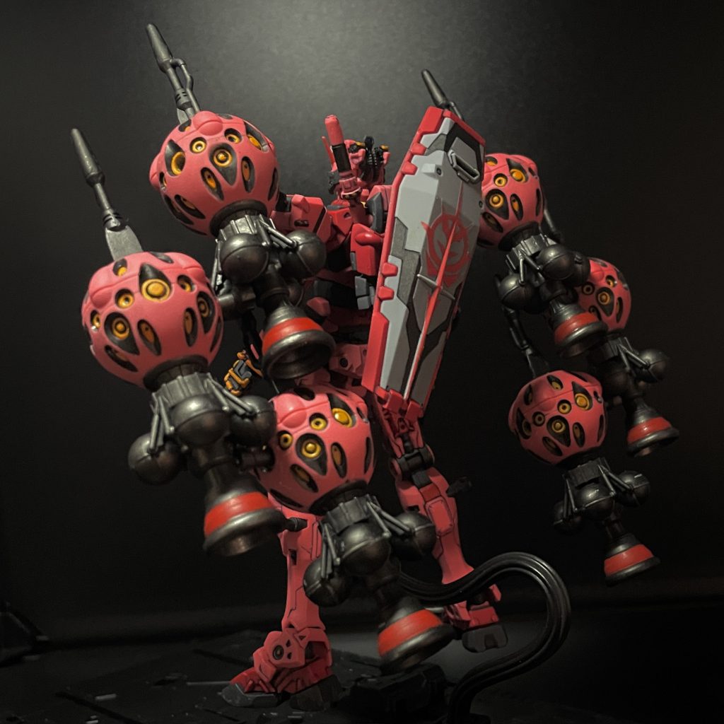 ポイントは劇中再現の為に「ナナメズラシ」に接続すること尚且つ取付アームが余剰にならないようにすることそして劇中同様に「腕のハードポイントは使わなずに」全て肩に接続すること