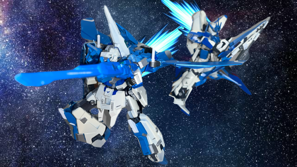 ここからは細かい設定です。MSN-001Λ1 DELTA-SWORD-CUSTOM（D.S.C)「第零技術実証部隊 “GT”」はGT-ReZELを完成させたが、のちにその技術力や性能を評価され、連邦軍から一機の機体が譲渡された。それがデルタプラス。当時、デルタプラスはロールアウトされたばかりだったため、一同は驚いた。連邦軍からの指示はなかったため、構想を幾度の話し合いによって決めた結果、万能型の「GT-ReZEL」に続く新たな機体を作ろうとした。後方型の支援機が一般的だが、今回の新たな思想として「前方支援機」という考え方になった。また、この時に後方支援機を作る動きを見せており、「第零技術実証部隊 “GT”」はより一層発展していくのであった。前回のGT-ReZELは「空を舞うガンダムに心を奪われた一人の少年」が夢を実現させるための機体に対し、今回の機体は「夢の続きを具現化した青き剣」というのがコンセプトである。シールドのジャッジメント・スパイクにはAIが搭載されており、前述したとおり、安全に遠隔操作ができる機体として当時の連邦軍も関心を集めたそうだ。