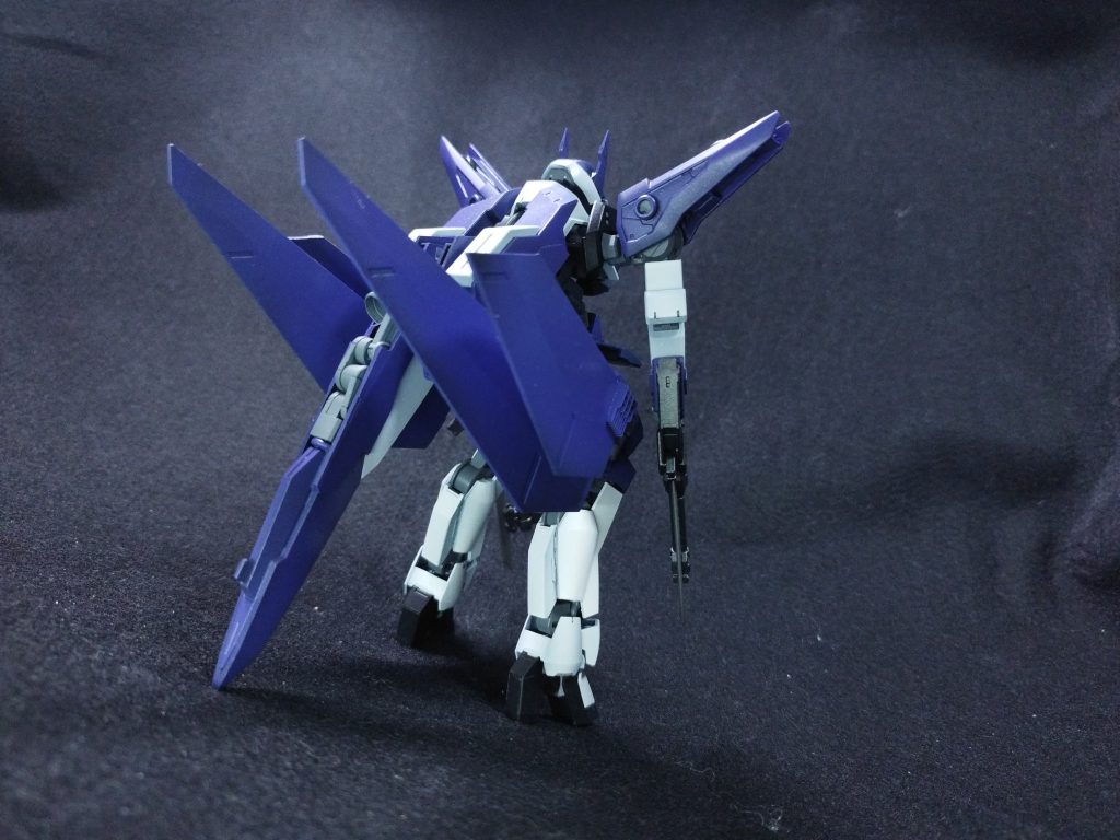 背部ブースターと脚部ウイングが追加された他、ランディングギアを収納するために肩部が大型化された