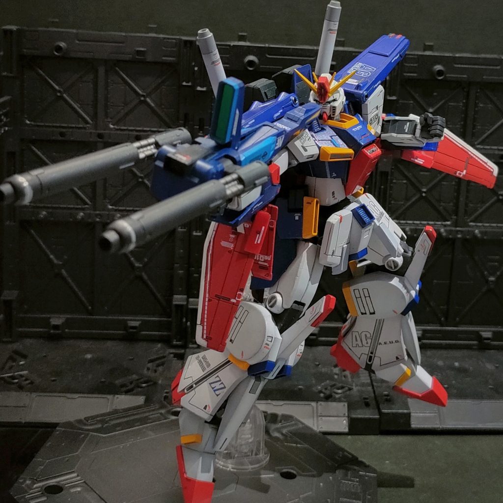 一枚目写真の引き。脛横のデカールは自作です。カッコよく仕上がりました。ダブルゼータってあちこちにあるウイングが邪魔でポージングに柔軟性がない。戦闘でもせっかくのスペックが全然活かせなさそう。