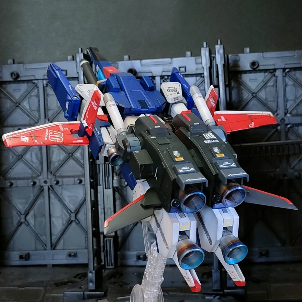 コア・トップのカラーリング、推しポイントです。最初コバルトとミッドナイトブルーのツートンにしたのですが、暗くて曖昧な感じになったのでミッドナイトブルーを明るめのブルーに変更。メリハリが出てかなり印象良くなりました。メインの暗めコバルトはなかなか思うように出せず苦戦しました。クレオスコバルトにクリアディープブルーとクリアブラックを足し調色しました。