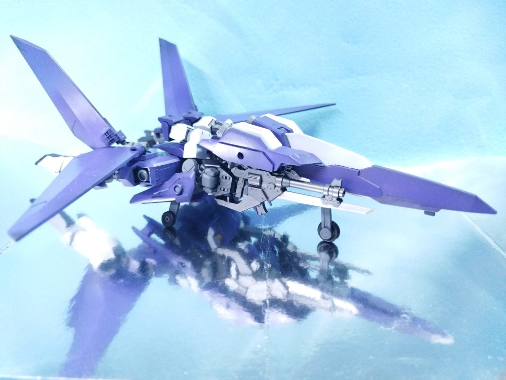 以前作ったガンダムベルクートから発展させ、ランディングギアの格納が出来るようになりました多分これを考えるのに一番苦労しました