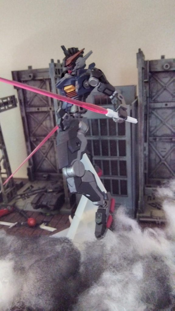 ガンダムジリウス……あくまでも量産兵器としての体もあるため、コストがかさむ量産兵器は難しいため、メカゴジラに使用された超技術・超耐熱合金NT-1はガンダムのフレームのみにしようされている。外装は超耐熱合金NT-1を研究して作られ量産に適した新型が使用されているもののNT-1に比べて耐久性は遥かに落ちるが軽量タイプのものが使用されておりカマキラス、クモンガ程度の攻撃はもろともしないし、メカゴジラシリーズの課題でもあった機動力の問題も克服している。しかし、この1号機、様々な実験的な試みを受けており、本来、白かったはずの装甲があるジリウスの科学者の最高責任者の試みによって独自の判断でG細胞を移植されており、黒く変色している……まるで、それはG細胞が新たな依り代を見つけたかのように……その姿は、正に人型のGと呼べるものでもあった……