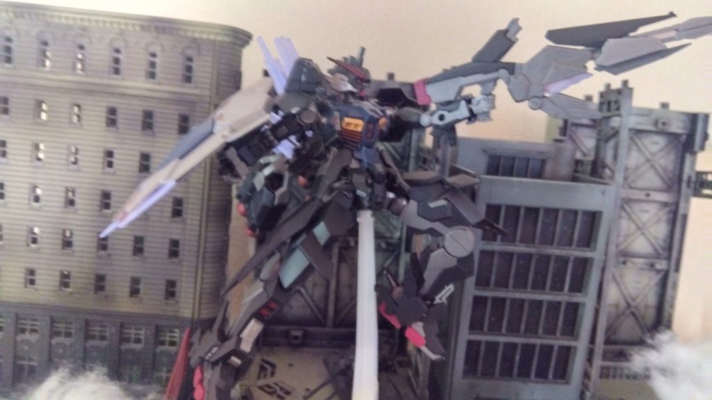 メカゴジラ型MSって体なので一応、ガンダムカラーに近づけつつゴジラっぽさをだせたらいいかなーと。んで、メカゴジラっ歩差も出したいと製作中に思ったのでフレームをシルバーに近い金属色、またメカゴジラの劣化版を示すように黒めのシルバーをフレームに塗ってますね。