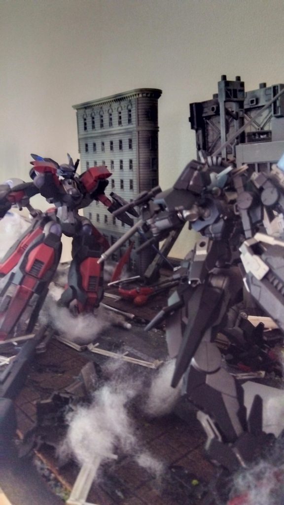 背中のブースターはオリジナルが気に入らなかったので、EGグラスフェザーのブースターを使用して武骨っぽくして見ました。