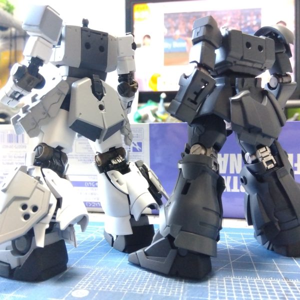 サフ(と部分塗装)吹きました☺️今回は以前ゲルググを作った際にサフ吹きをしたとき、白黒…良いな！と思ったことがきっかけで、このモノクロをベースに色付けしていこうと思います(zaku-kao5)この段階になってモノアイ作るの忘れてたことに気づいたので、どちらも頭無しになってますwいや〜でも、サフって良いですね🤤（2枚目）