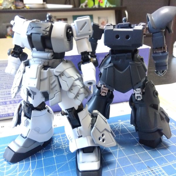 サフ(と部分塗装)吹きました☺️今回は以前ゲルググを作った際にサフ吹きをしたとき、白黒…良いな！と思ったことがきっかけで、このモノクロをベースに色付けしていこうと思います(zaku-kao5)この段階になってモノアイ作るの忘れてたことに気づいたので、どちらも頭無しになってますwいや〜でも、サフって良いですね🤤（3枚目）