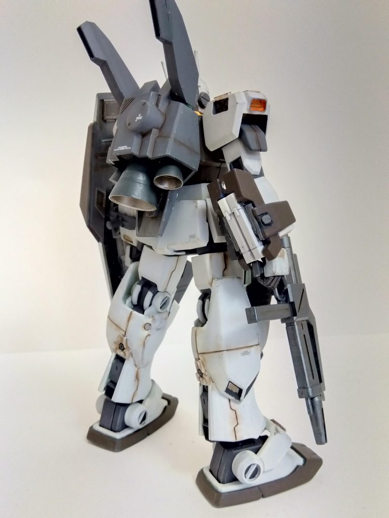背面図。右腕にはジャンクパーツを利用してサーベルラックを作りました。
