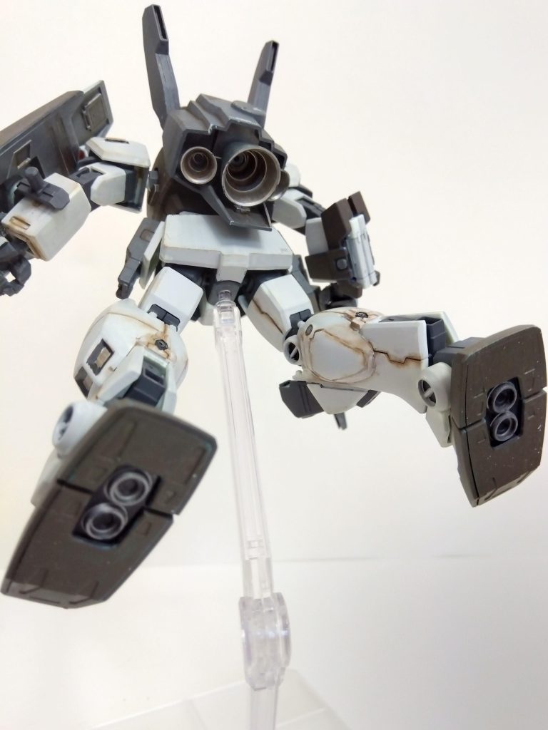 今回は以前作った素組のジムⅢを使ってリサイクルというお手軽改造で。こうも暑いと中々作る気力が……