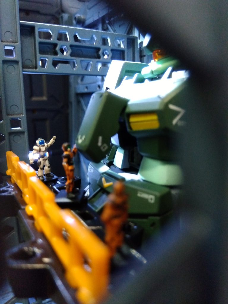 今回、思い付きでコクピットハッチを開くようにしてみました。が、加工技術が拙いもので切った貼ったの加工のため想像より開き具合がショボくなりました。