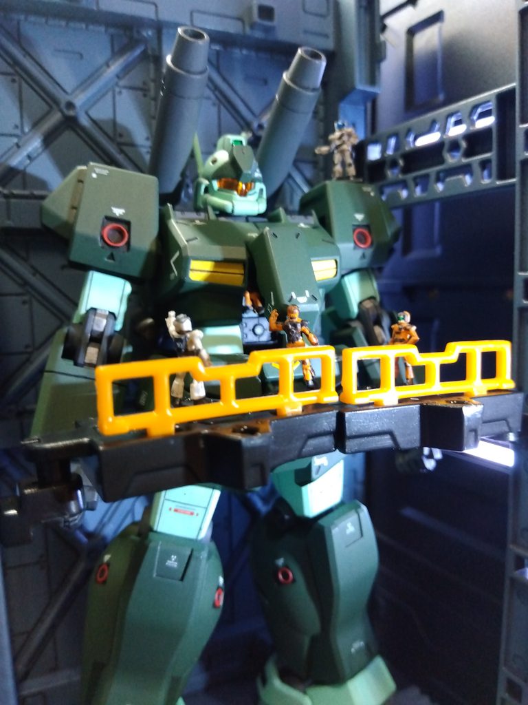 コクピットも雰囲気出すため、なんとなく作りましたが見えません。同スケールのフィギュアも塗装しましたが、当分はやりたくないです。