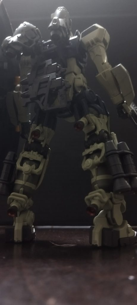 実は、脚部に追加バーニアつけてます♪